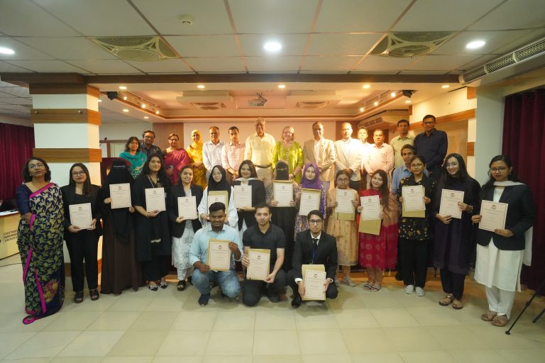 সিআইইউ’র শিক্ষার্থীদের মাঝে একাডেমিক এক্সিলেন্স অ্যাওয়ার্ড প্রদান